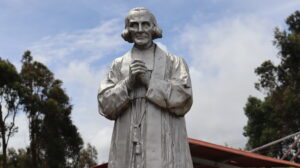 Estatua de San Juan María Vianney en color plateado, presente en las instalaciones del Seminario Conciliar de Tunja